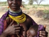 kenya-cette-jeune-mere-turkana-a-le-sourire-l-agriculture-de-son-village-est-soutenue-par-le-world-food-program