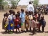 kenya-enfants-turkana-attendant-la-distribution-d-aide-alimentaire