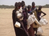 kenya-femmes-turkana-attendant-l-aide-alimentaire